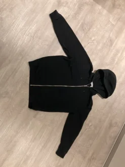 Weekday zip up musta.