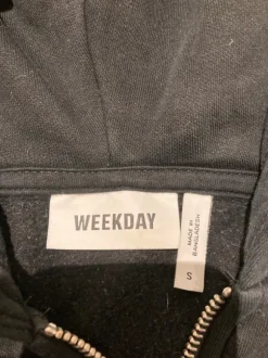 Weekday zip up musta.