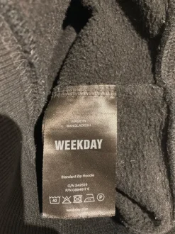 Weekday zip up musta.