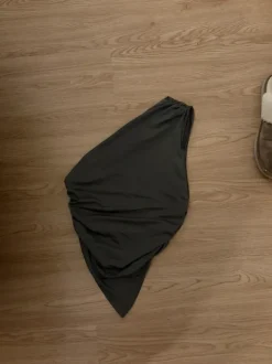 Yksi olkaiminen toppi