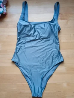 ylellinen teräksenvärinen uimapuku